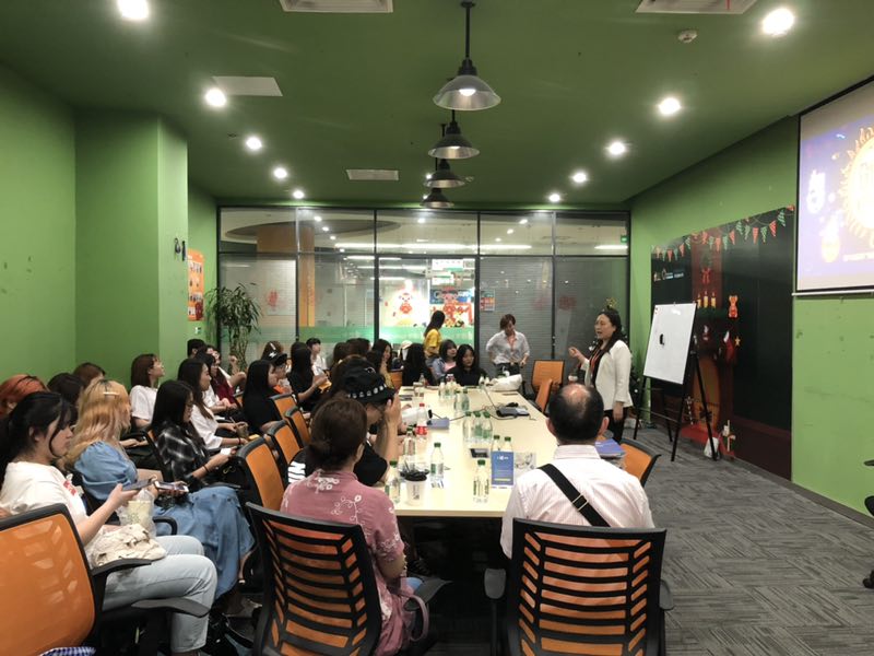 外国语学院师生前往途牛旅游公司参观，聆听专家讲述旅行社运作模式以及发展前景