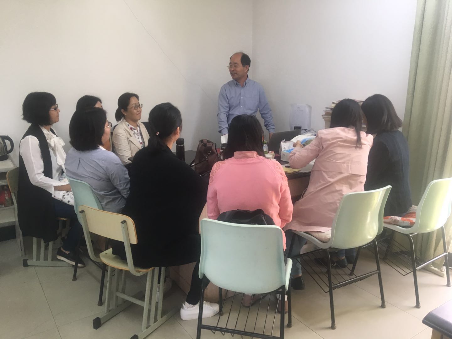 外国语学院教师学习文件精神