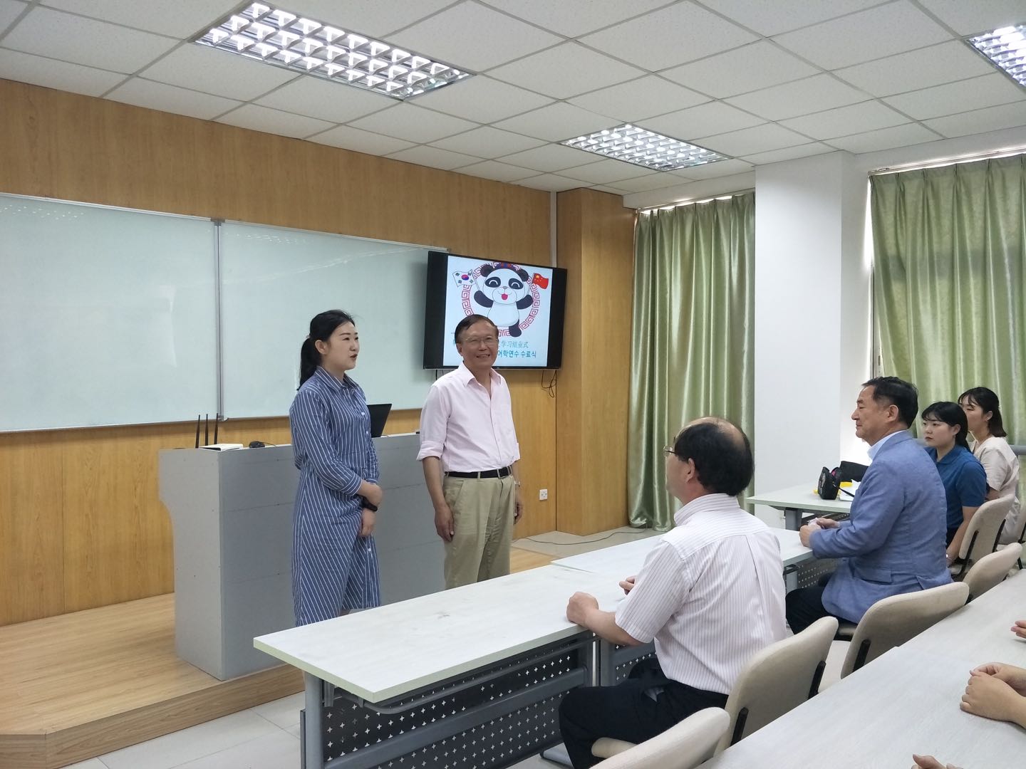 外国语学院院长韩忠华教授正在向前来我校进行国际交流的韩国大元大学师生介绍我国旅游业持续升温，导游人才依旧紧缺，同时希望民远学院与韩国大元大学保持长期友好合作