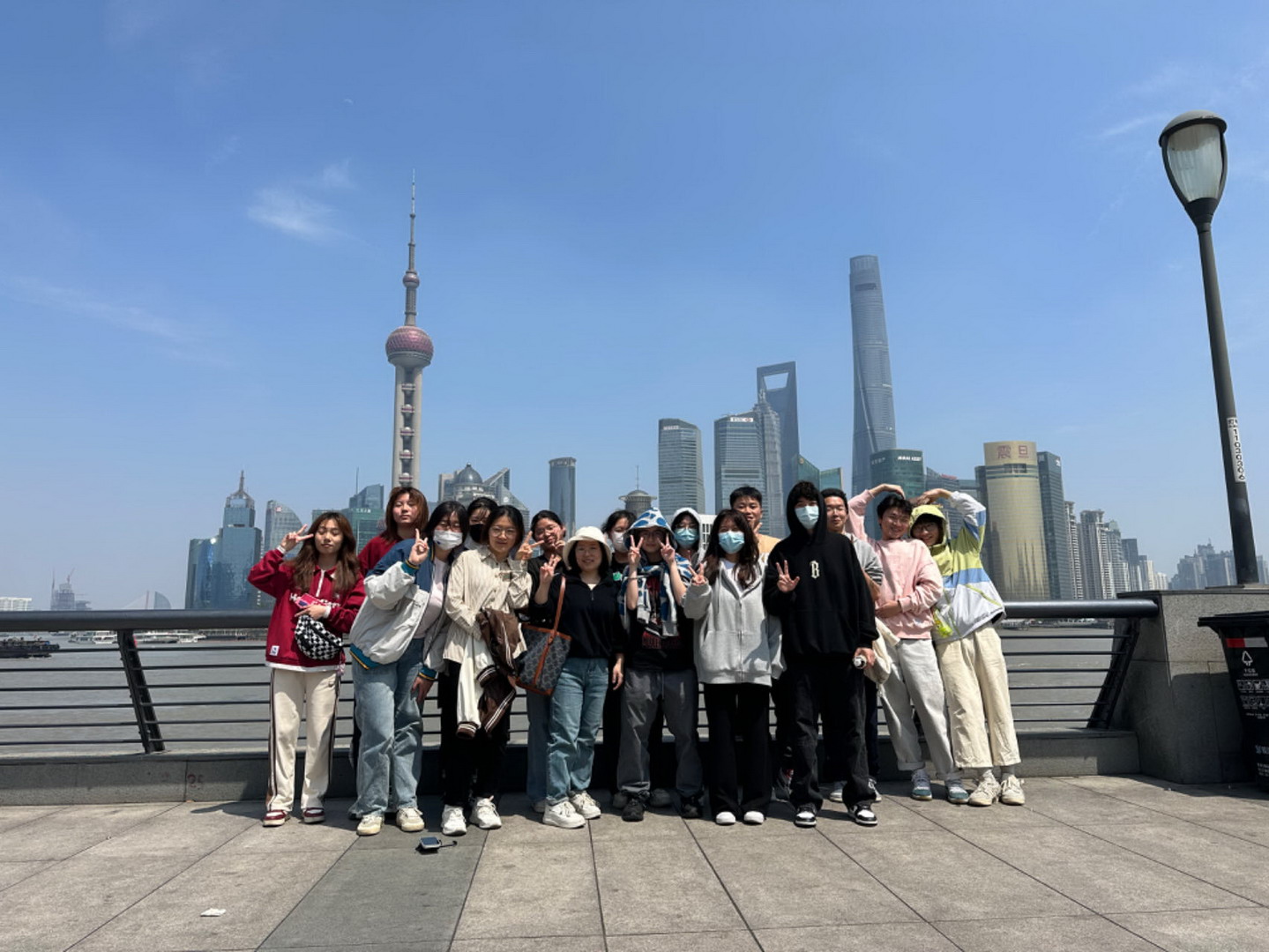 英语专业陆瑛老师和袁亚萍老师带领学生在外滩进行导游演练